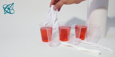 Ciensación experimento manos en la masa: El juego de la mecha ( química, agua, capilaridad)
