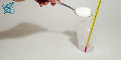 Ciensación experimento manos en la masa: Más frío que el hielo ( química, física, agua, sal, hielo, cristales, reacción endotérmica, fusión)