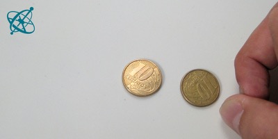 Ciensación experimento manos en la masa: Billar de monedas ( física, mecánica, choque elástico, energía cinética)