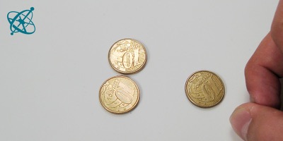 Ciensación experimento manos en la masa: Billar de monedas ( física, mecánica, choque elástico, energía cinética)